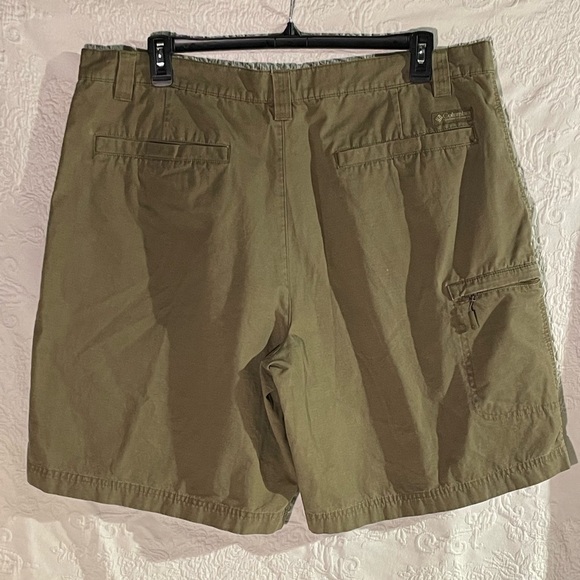 Columbia Men's Khaki Shorts Size 42 - Picture 2 of 4